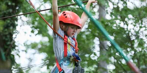 Bambina mentre percorre un percorso